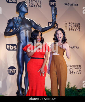 Los Angeles, USA. 13 Dez, 2017. Schauspielerinnen Olivia Munn (R) und Niecy Nash besuchen die Nominierungen für die 24. jährlichen Screen Actors Guild Awards in Los Angeles, USA, am Dez. 13, 2017. Nominierungen für die 24. jährlichen Screen Actors Guild Awards (SAG) wurden am Mittwoch im Pacific Design Center in West Hollywood bekannt gegeben. Credit: Li Ying/Xinhua/Alamy leben Nachrichten Stockfoto