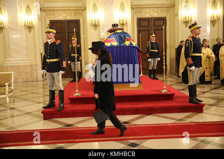 Bucuresti, Rumänien. 13 Dez, 2017. Bukarest, Rumänien - Dezember 13, 2017: Bürger präsentieren eine letzte Hommage an die späten rumänische König Michael I, bei Hall der Thron am ehemaligen Königlichen Palast, jetzt National Art Museum. Credit: Gabriel Petrescu/Alamy leben Nachrichten Stockfoto