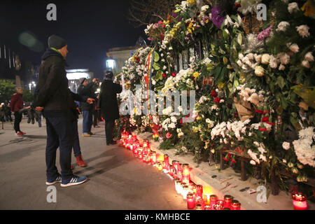 Bucuresti, Rumänien. 13 Dez, 2017. Bukarest, Rumänien - Dezember 13, 2017: Bürger bringen Blumen und Kerzen als letzte Hommage an die späten rumänische König Michael I, an der ehemaligen Königlichen Palast, jetzt National Art Museum. Credit: Gabriel Petrescu/Alamy leben Nachrichten Stockfoto