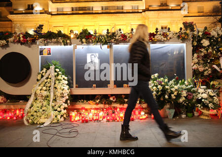 Bucuresti, Rumänien. 13 Dez, 2017. Bukarest, Rumänien - Dezember 13, 2017: Bürger bringen Blumen und Kerzen als letzte Hommage an die späten rumänische König Michael I, an der ehemaligen Königlichen Palast, jetzt National Art Museum. Credit: Gabriel Petrescu/Alamy leben Nachrichten Stockfoto