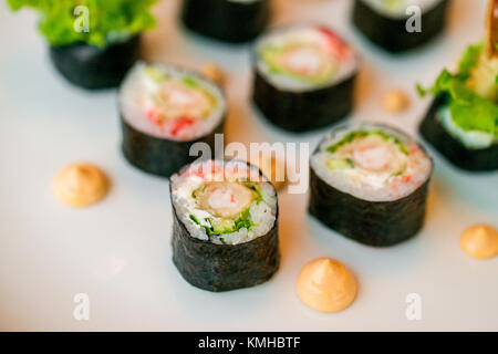 Frisches Sushi Rollen auf der Platte serviert im Restaurant Stockfoto