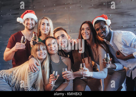 Gruppe schöne junge Menschen tun selfie im neuen Jahr party, beste Freunde Mädchen und Jungen gemeinsam Spaß haben, posiert emotionale Lifestyle Menschen. Uhr Stockfoto