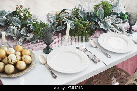 Tisch für das Weihnachtsessen im Wohnzimmer, Ansicht von oben. Stockfoto