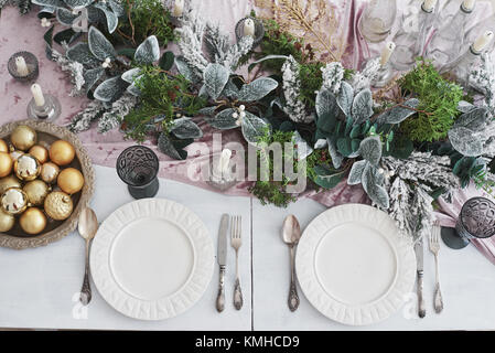 Tisch für das Weihnachtsessen im Wohnzimmer, Ansicht von oben. Stockfoto