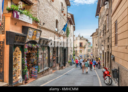 Geschäfte auf der Via Frate Elia in der Altstadt, Assisi, Umbrien, Italien Stockfoto