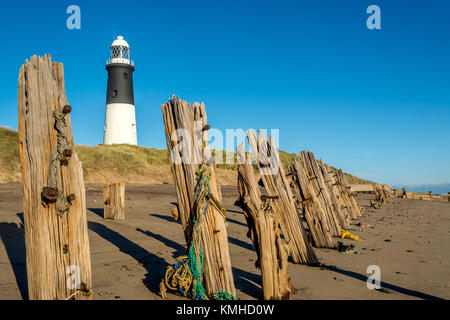 Point Lighthouse verschmähen und alten hölzernen Strand Meer Abwehr Stockfoto