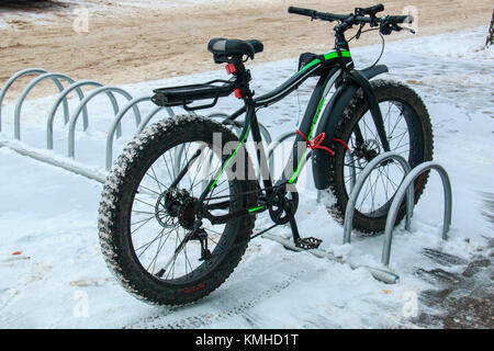 Fahrrad mit breiten Gummi auf dem Parkplatz in der Nähe der Speicher in der Stadt im Winter. Stockfoto