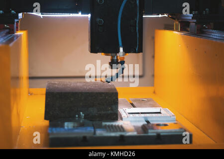 Schneiden von Blechen in Wasser. Funken fliegen von Laser durch automatische Factory, Produktion Stockfoto