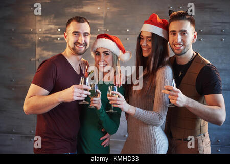 Freundliche alte Freunde miteinander kommunizieren. Gläser Champagner im neuen Jahr Partei. Konzept der Unterhaltung und Lifestyle. Wlan verbunden Personen Stockfoto