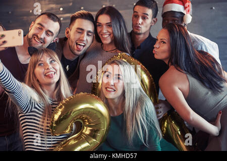 Gruppe schöne junge Menschen tun selfie im neuen Jahr party, beste Freunde Mädchen und Jungen gemeinsam Spaß haben, posiert Lifestyle Menschen Konzept. Hut Stockfoto