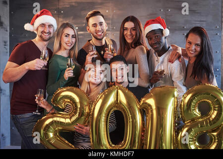 Neues 2018 Jahr kommt! Group Portrait von Fröhlichen alte Freunde miteinander kommunizieren. Die Partei ist zur Feier des neuen Jahres gewidmet. Stockfoto