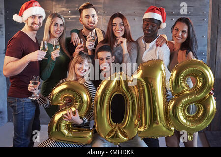 Party mit Freunden. Gruppe von fröhlichen jungen Menschen mit Wunderkerzen und Champagnergläser. Frohes Neues Jahr! Stockfoto