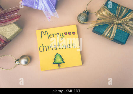 Weihnachten Hintergrund und Papier Hinweis frohe Weihnachten Dekor auf Hintergrund Stockfoto