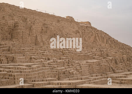 Huaca Pucllana oder huaca Juliana, einem riesigen Adobe und Ton Pyramide im Stadtteil Miraflores in Lima, Peru, Südamerika, erbaut um 500 N.chr. Stockfoto