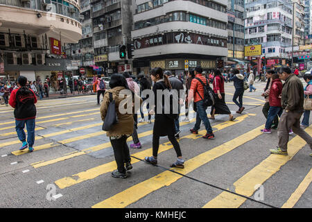 Menschen, die Einkaufen in Mong Kok Straße in Hongkong Stockfoto