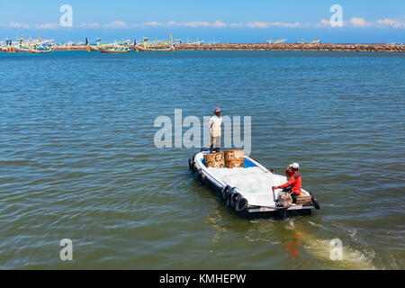 Jembrana, Insel Bali, Indonesien, September 20, 2015: ein Weg des Lebens, Geld verdienen in Bali. in perancak Fischerdorf indonesischen Hafen Hafenarbeiter ta Stockfoto