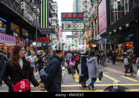 Menschen, die Einkaufen in Mong Kok Straße in Hongkong Stockfoto