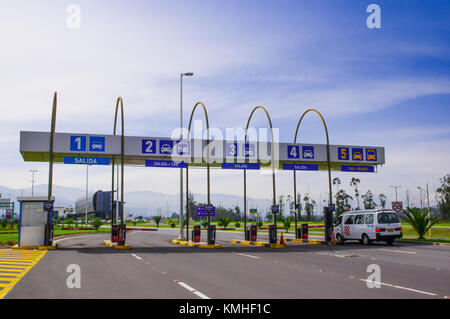 Quito, Ecuador - 23. November 2017: Im Freien von toll an der geben Sie der internationalen Flughafen Mariscal Sucre in Quito Stockfoto