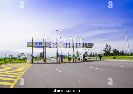 Quito, Ecuador - 23. November 2017: Im Freien von toll an der geben Sie der internationalen Flughafen Mariscal Sucre in Quito Stockfoto