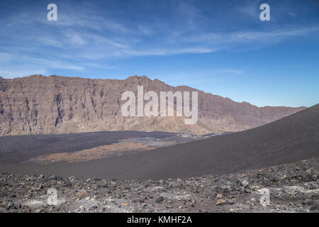 Erstarrte Lava aus dem Vulkanausbruch 2014 in Cha das caldeiras auf der Insel Fogo, Kap Verde und der Wiederaufbau der zerstörten Dörfer Stockfoto