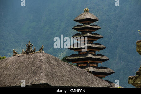 Die Meru der Pura Ulun Danu Bratan in Kuta Bali. In der Mitte der Insel Bali entfernt, Pura Ulun Danu Tempel ist einer der günstigsten in Bali. Stockfoto