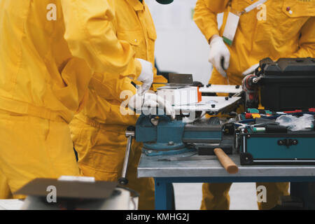 Bauarbeiter in gelber Weste und Handschuhe tragen Holzbrett auf der  Schulter Stockfotografie - Alamy