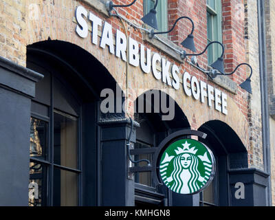 Toronto, Kanada - 21. Dezember 2016: starbucks Logo auf einem Starbucks Cafe in der Innenstadt von Toronto, Ontario. Die Marke ist einer der Führer im Cof Stockfoto