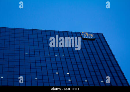 Toronto, Kanada - 21. Dezember 2016: Hauptquartier der Royal Bank of Canada (Rbc) in Toronto, Ontario, Kanada mit dem illumniated Logo des Corpo Stockfoto