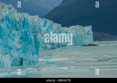 Der Hubbard Gletscher mit den Bergen im Hintergrund. Stockfoto