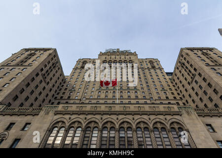 Toronto, Kanada - 31. Dezember 2016: Fairmont Royal York Hotel in Toronto, Ontario, von unten mit einem kanadischen Flagge Verzicht gesehen. Dieses luxuriöse Hot Stockfoto