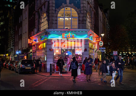 Ed ist einfach Diner in Soho, London bei Nacht Stockfoto