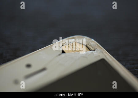 Apple iPhone 6 mit einem defekten Bildschirm und ein Loch in der Ecke beschädigt. Stockfoto
