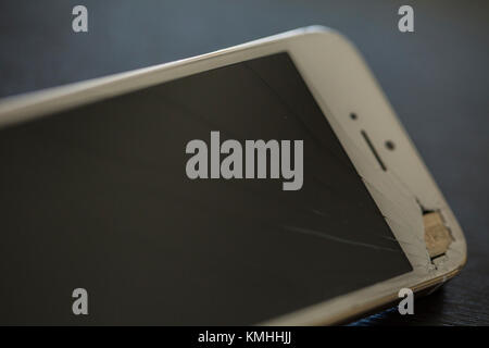 Apple iPhone 6 mit einem defekten Bildschirm und ein Loch in der Ecke beschädigt. Stockfoto