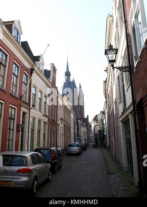 Mittelalterliche Sassenporrt City Gate, zentrale Zwolle, Niederlande, von walstraat gesehen. Stockfoto