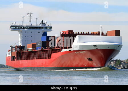 Das containerschiff Navi Ostsee wird im Hafen von Rotterdam am 24. Mai 2015 eintreffen. Stockfoto