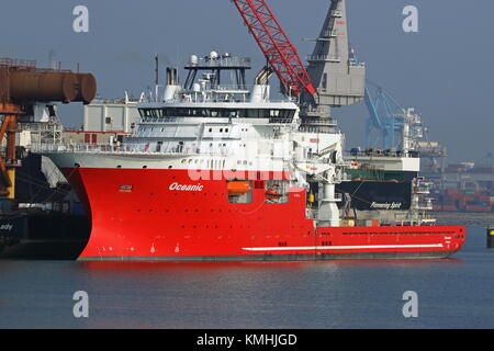 Die Offshore Supply Vessel Ozeanischen wird im Hafen von Rotterdam am 16. März 2017 angedockt werden. Stockfoto