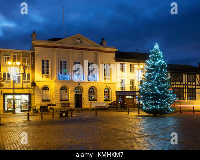 Weihnachtsbaum auf dem Marktplatz vor dem Rathaus in der Dämmerung Ripon North Yorkshire England Stockfoto