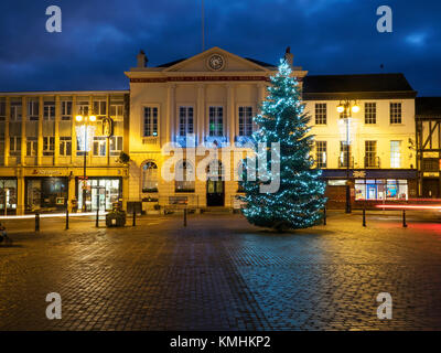 Weihnachtsbaum auf dem Marktplatz vor dem Rathaus in der Dämmerung Ripon North Yorkshire England Stockfoto