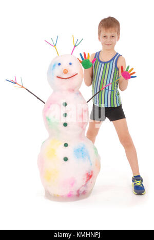 Schöne junge Hände in Farbe in der Nähe von Farbe Schneemann mit farbigen Hörnern und Hände. Auf weißem Hintergrund. Stockfoto