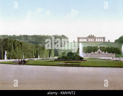 Schloss Schönbrunn in Wien, Österreich, ist ein UNESCO-Weltkulturerbe, bekannt für seine barocke Architektur und historische Bedeutung. Erbaut im 17. Jahrhundert diente sie als Sommerresidenz österreichischer Kaiser. Stockfoto