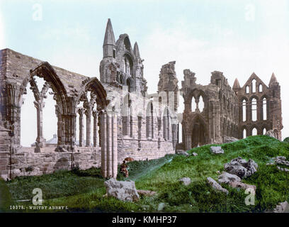 Whitby Abbey in North Yorkshire, England, ist ein ruiniertes Benediktinerkloster, das im 7. Jahrhundert gegründet wurde. Die Abtei, bekannt für ihre dramatische Lage auf den Klippen, hat bedeutende historische und literarische Verbindungen, einschließlich des inspirierenden Bram Stokers *Dracula*. Stockfoto