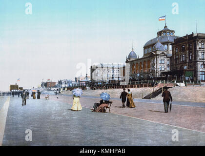 Foto mit Het Kurhaus und umliegenden Hotels mit ihren Terrassen in Scheveningen, Niederlande, um 1900, das den architektonischen Stil und die Freizeitkultur des Badeortes aus dieser Zeit veranschaulicht. Stockfoto