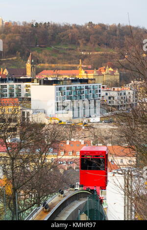 Prag, Tschechische Republik - 24 November: Touristen reisen mit roten Standseilbahn Park am 24. November zu mrazovka, 2017 in Prag, tschechische Republik. Stockfoto