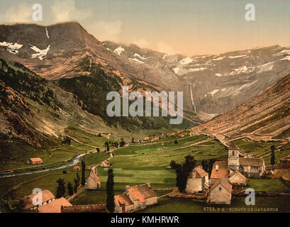 Dieses Foto zeigt den dramatischen und malerischen Cirque de Gavarnie, ein natürliches Amphitheater in den französischen Pyrenäen. Es ist bekannt für seine atemberaubende Schönheit mit steilen Klippen und Wasserfällen. Stockfoto