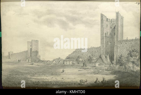 Die Ringmauer von Visby in Visby, Schweden, ist eine mittelalterliche Steinmauer, die die Altstadt umgibt. Sie ist eine der am besten erhaltenen Befestigungsanlagen Skandinaviens und wird im KMB-Register eingetragen, was ihre historische und architektonische Bedeutung unterstreicht. Stockfoto