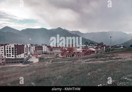 Mountain Resort Rosa Khutor, Sochi, Russland: Wunderschönes mehrstöckiges Gebäude, das komfortable Hotel liegt am Fuße des Berges. Stockfoto