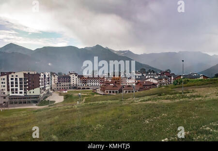 Mountain Resort Rosa Khutor, Sochi, Russland: Wunderschönes mehrstöckiges Gebäude, das komfortable Hotel liegt am Fuße des Berges. Stockfoto