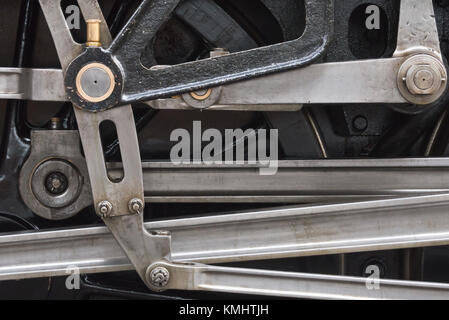 Seite nach Ansicht von Rohrleitungen und Fahrwerk von 60103 Flying Scotsman Dampflokomotive. Bei ihrem Besuch in West Somerset Railway im September 2017 getroffen Stockfoto