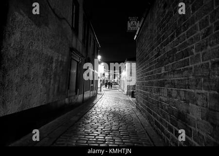 Beleuchtete Kopfsteinpflaster von Black Bull Yard und Newmarket Otley, einer Nachtszene, die die Weihnachtslichter entlang Newmarket zeigt Stockfoto