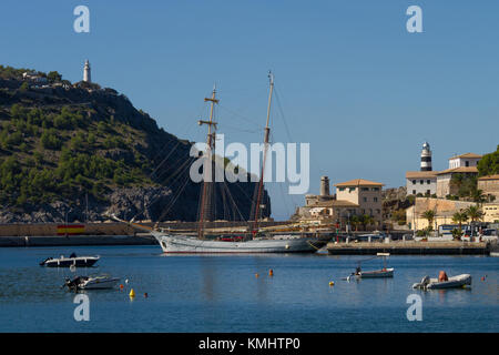 Hafen und Leuchttürme, Port de Soller, Mallorca, Spanien Stockfoto